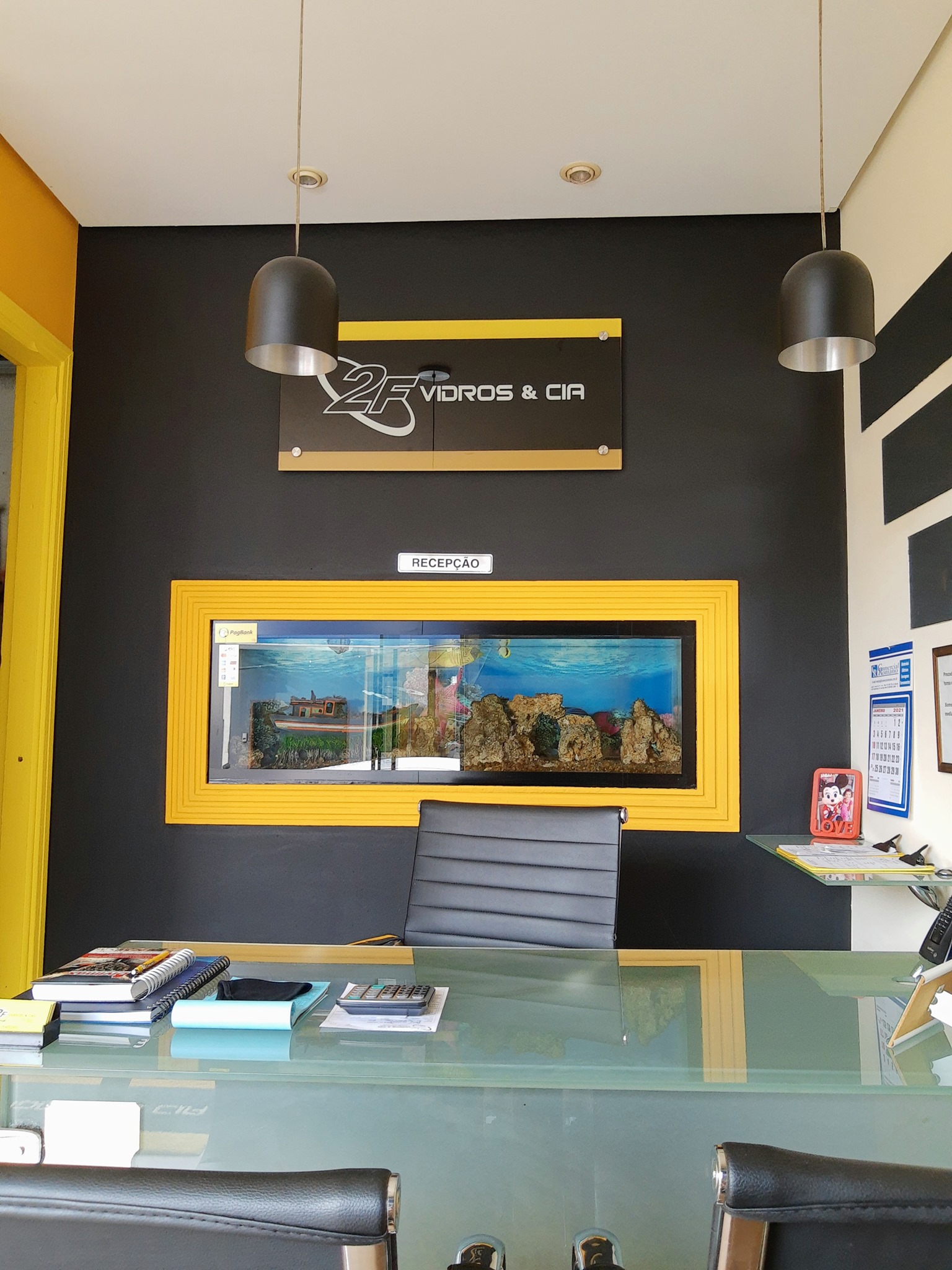 Ambiente decorado com vidros